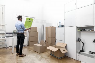 Mann zieht in neues Büro ein