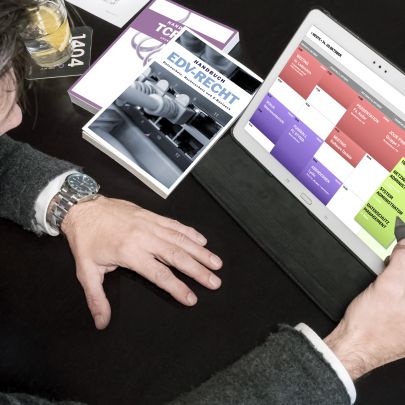 Mann plant Kurse im Kalender auf Tablet