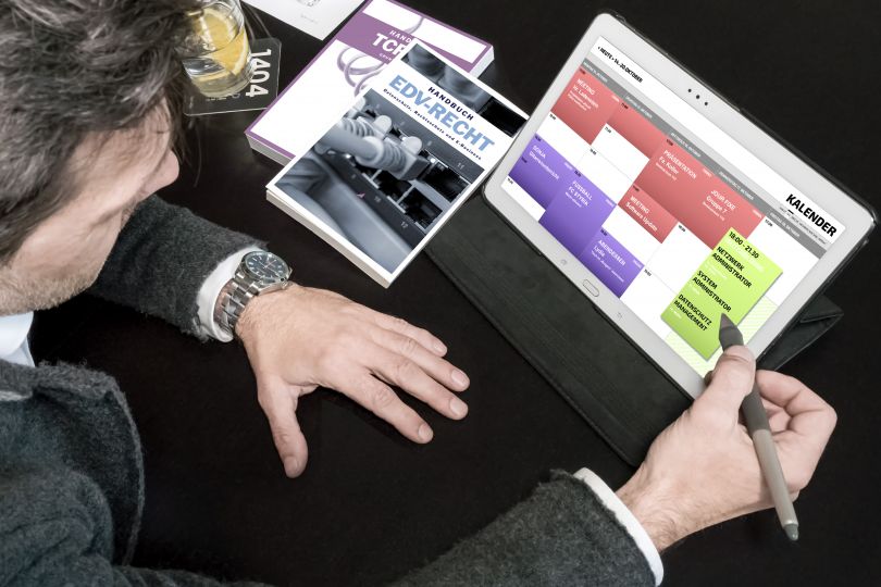 Mann plant Kurse im Kalender auf Tablet