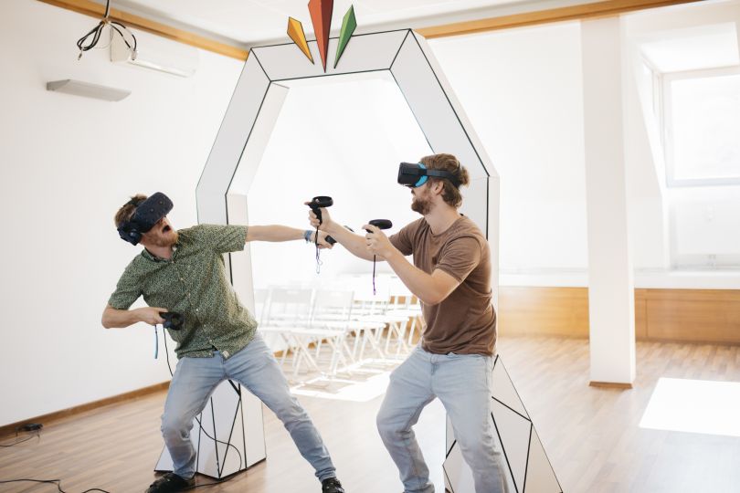 Zwei Männer mit Virtual Reality Brillen