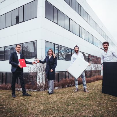 V.l.n.r.: Bernhard Puttinger (Green Tech Cluster), Margarete Schramböck (BMDW), Jan Senn & Christoph Grimmer (beide EET).