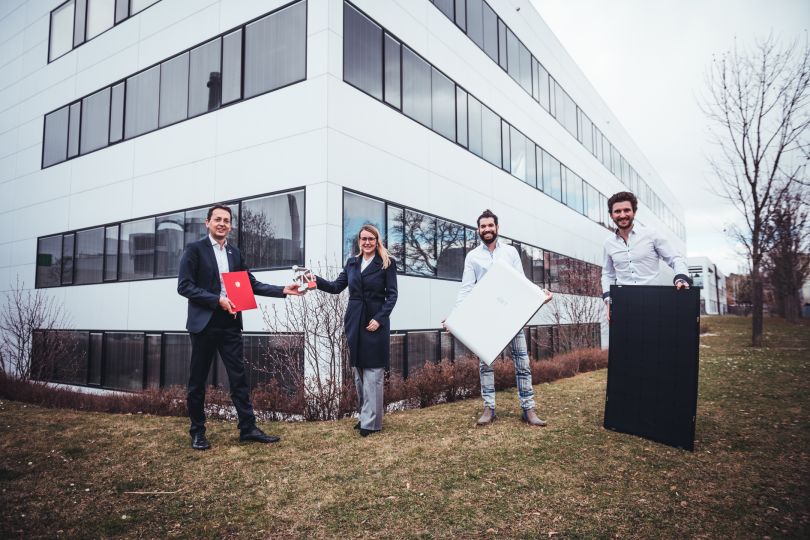 V.l.n.r.: Bernhard Puttinger (Green Tech Cluster), Margarete Schramböck (BMDW), Jan Senn & Christoph Grimmer (beide EET).