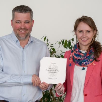 SAL-Geschäftsführer Gerald Murauer und Emily Knes, Head of Human Resources, freuen sich über die neuerliche Auszeichnung als familienfreundlicher Arbeitgeber.