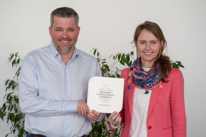 SAL-Geschäftsführer Gerald Murauer und Emily Knes, Head of Human Resources, freuen sich über die neuerliche Auszeichnung als familienfreundlicher Arbeitgeber.