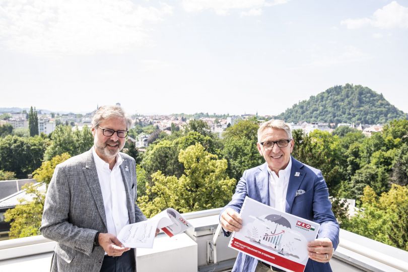 WKO Steiermark Präsident Josef Herk (r.) und Direktor Karl-Heinz Dernoscheg präsentieren das neue Wirtschaftsbarometer