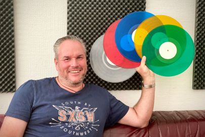 Christian Mathans mit bunten Schallplatten