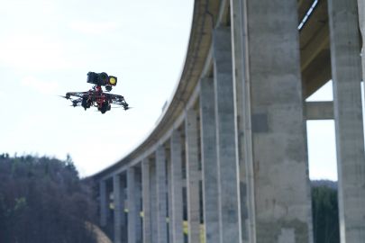 Drohne vor Autobahnbrücke