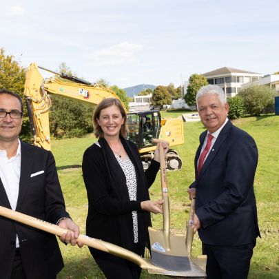 GF SFG Christoph Ludwig, LR Barbara Eibinger-Miedl, Bürgermeister Johann Marak mit Spaten