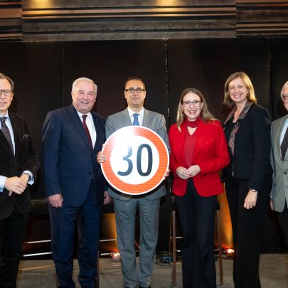 Bundesrat Christian Buchmann, LH Hermann Schützenhöfer, SFG-Geschäftsführer Christoph Ludwig, BM Bundesministerin Margarete Schramböck, LR Barbara Eibinger-Miedl und der ehemalige SFG-Geschäftsführer Burghard Kaltenbeck (v.l.)