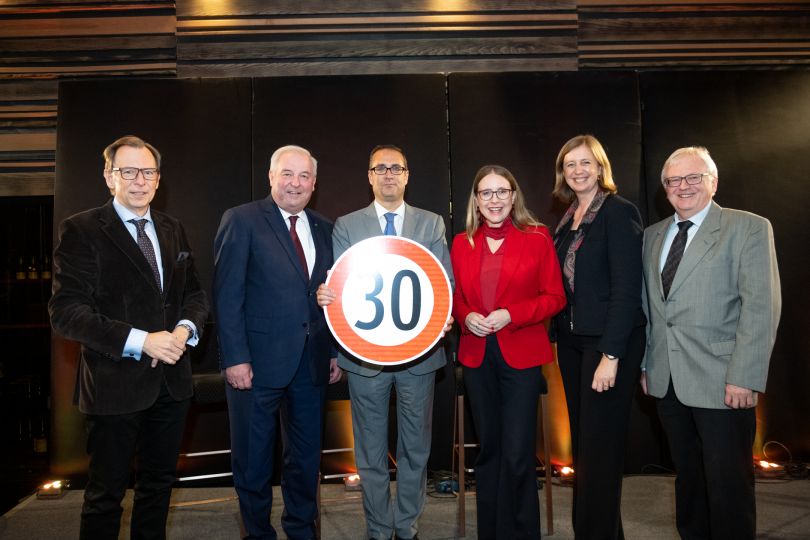 Bundesrat Christian Buchmann, LH Hermann Schützenhöfer, SFG-Geschäftsführer Christoph Ludwig, BM Bundesministerin Margarete Schramböck, LR Barbara Eibinger-Miedl und der ehemalige SFG-Geschäftsführer Burghard Kaltenbeck (v.l.)