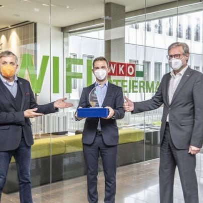 WKO Steiermark Präsident Josef Herk, WIFI Institutsleiter Martin Neubauer und WKO Steiermark Direktor Karl-Heinz Dernoscheg feiern den Erfolg beim „world chamber award“.