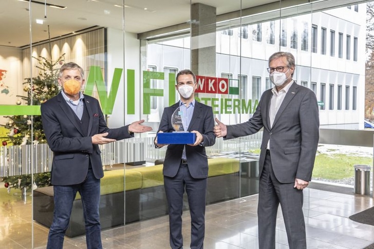 WKO Steiermark Präsident Josef Herk, WIFI Institutsleiter Martin Neubauer und WKO Steiermark Direktor Karl-Heinz Dernoscheg feiern den Erfolg beim „world chamber award“.