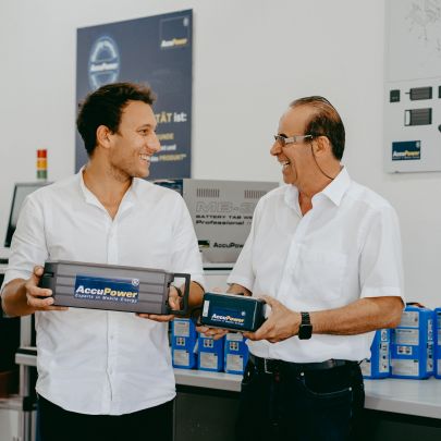 Neuer Eigentümer für AccuPower: Moritz Minarik mit AccuPower-Gründer Issam Al-Abassy.