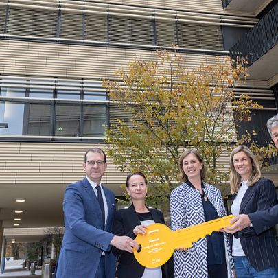 Symbolische Schlüsselübergabe zum neuen Data House am Campus der TU Graz: (v.l.) Hans-Peter Weiss, CEO der Bundesimmobiliengesellschaft BIG, Stefanie Lindstaedt, Institutsleiterin an der TU Graz und Geschäftsführerin des Know Center, Wirtschafts- und Wissenschaftslandesrätin Barbara Eibinger-Miedl, smaxtec-Gesellschafterin und Start-up-Investorin Kathrin Zenker und Rektor Harald Kainz.