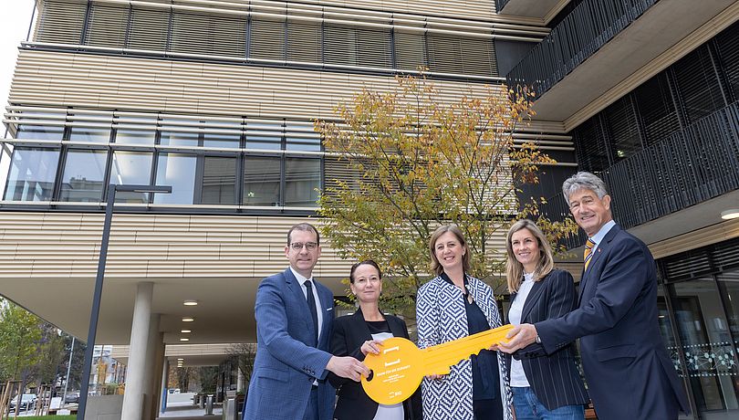 Symbolische Schlüsselübergabe zum neuen Data House am Campus der TU Graz: (v.l.) Hans-Peter Weiss, CEO der Bundesimmobiliengesellschaft BIG, Stefanie Lindstaedt, Institutsleiterin an der TU Graz und Geschäftsführerin des Know Center, Wirtschafts- und Wissenschaftslandesrätin Barbara Eibinger-Miedl, smaxtec-Gesellschafterin und Start-up-Investorin Kathrin Zenker und Rektor Harald Kainz.