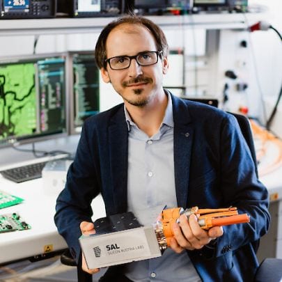 Projektleiter Christian Mentin mit dem Demonstrator der ersten Tiny Power Box.