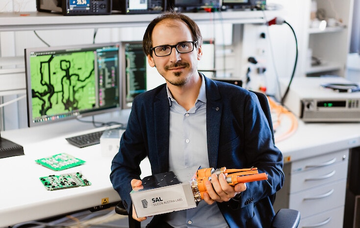 Projektleiter Christian Mentin mit dem Demonstrator der ersten Tiny Power Box.