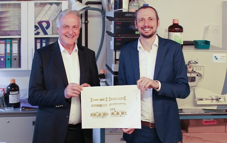 Thomas Grießer (re.) freut sich gemeinsam mit Vizerektor Peter Moser über das neue Zentrum für digitale Drucktechnologien.