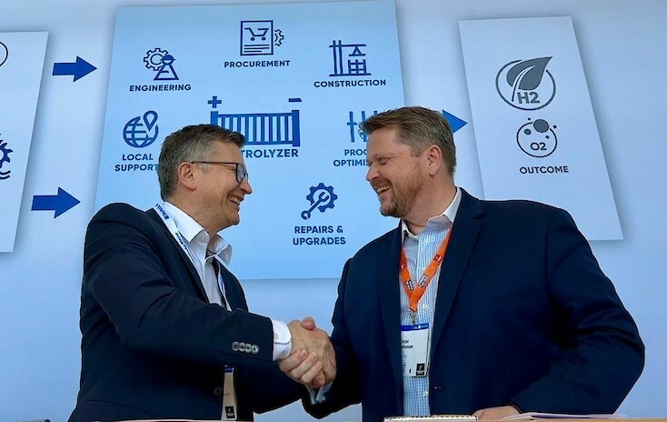 Sami Pelkonen, Executive Vice President Green Hydrogen, ANDRITZ-GRUPPE, und Tarjei Johansen, CEO von HydrogenPro, bei der Unterzeichung der Absichtserklärung