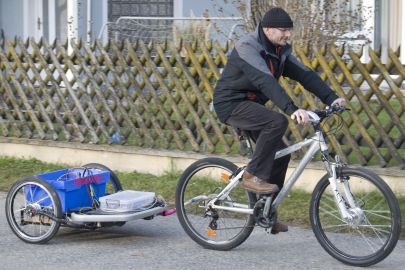 Thomas Zipper bei einer Testfahrt mit Fahrradanhänger.