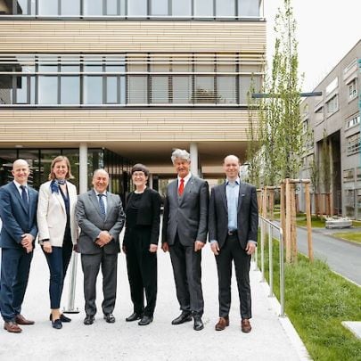 Christof Wochesländer (CFO SAL), Wirtschafts- und Forschungslandesrätin Barbara Eibinger-Miedl, Ingolf Schädler (SAL Aufsichtsratsvorsitzender), Henriette Spyra (Sektionsleiterin Innovation und Technologie, BMK), Harald Kainz (Rektor TU Graz) und Bruno Clerckx (CTO SAL) vor dem SAL Building in der Sandgasse 34.