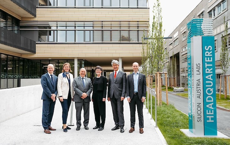 Christof Wochesländer (CFO SAL), Wirtschafts- und Forschungslandesrätin Barbara Eibinger-Miedl, Ingolf Schädler (SAL Aufsichtsratsvorsitzender), Henriette Spyra (Sektionsleiterin Innovation und Technologie, BMK), Harald Kainz (Rektor TU Graz) und Bruno Clerckx (CTO SAL) vor dem SAL Building in der Sandgasse 34.