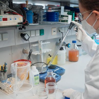 CBmed Wissenschaftlerin bei der Probenvorbereitung für die Erforschung des menschlichen Darm-Mikrobioms.