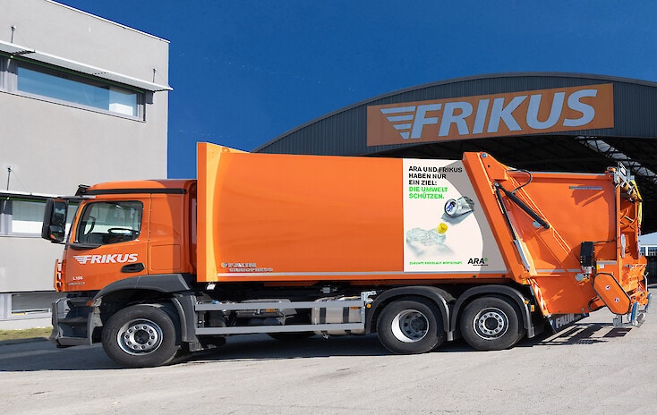 oranger Frikus-Müllwagen