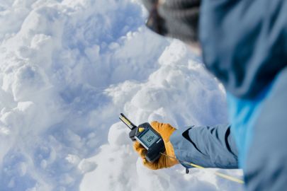 Lawinenverschüttetensuchgerät vor Schnee