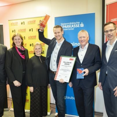 Stadtrat Günter Riegler, Landesrätin Barbara Eibinger-Miedl, WKO Steiermark Vizepräsidentin Gabi Lechner (v.l.) und Sparkassen-Vorstand Oliver Kröpfl (r.) gratulieren Übernehmer Andreas Halwachs und Übergeber Gottfried Halwachs zur erfolgreichen Betriebsnachfolge und dem Sieg beim Follow me Award.