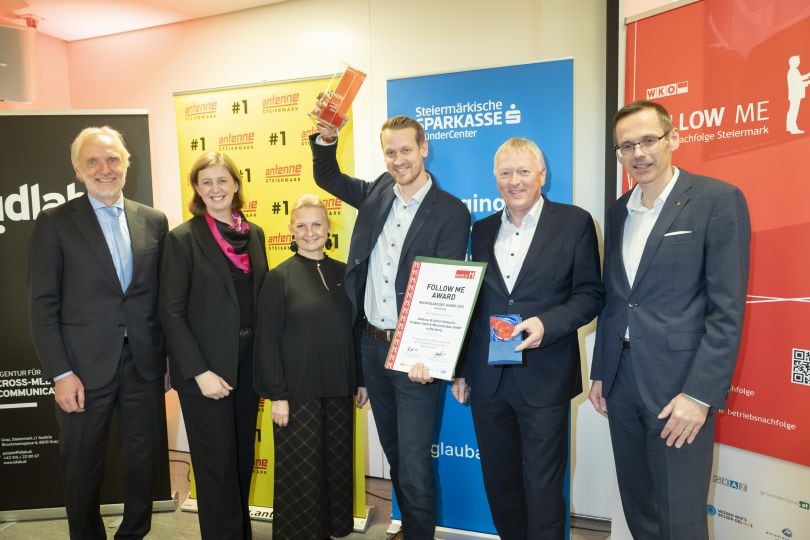 Stadtrat Günter Riegler, Landesrätin Barbara Eibinger-Miedl, WKO Steiermark Vizepräsidentin Gabi Lechner (v.l.) und Sparkassen-Vorstand Oliver Kröpfl (r.) gratulieren Übernehmer Andreas Halwachs und Übergeber Gottfried Halwachs zur erfolgreichen Betriebsnachfolge und dem Sieg beim Follow me Award.