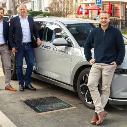 Bernhard Großwindhager (NXP Semiconductors Austria), Michael Leitner (NXP Semiconductors Austria) und Gregor Eckhard (Easelink) vor E-Auto