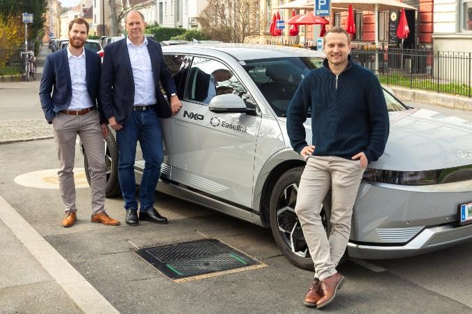 Bernhard Großwindhager (NXP Semiconductors Austria), Michael Leitner (NXP Semiconductors Austria) und Gregor Eckhard (Easelink) vor E-Auto