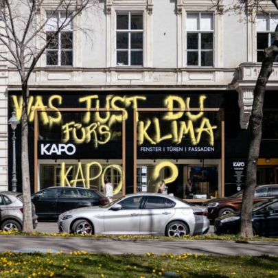 KAPO-Schaufenster mit gespraytem Schriftzug