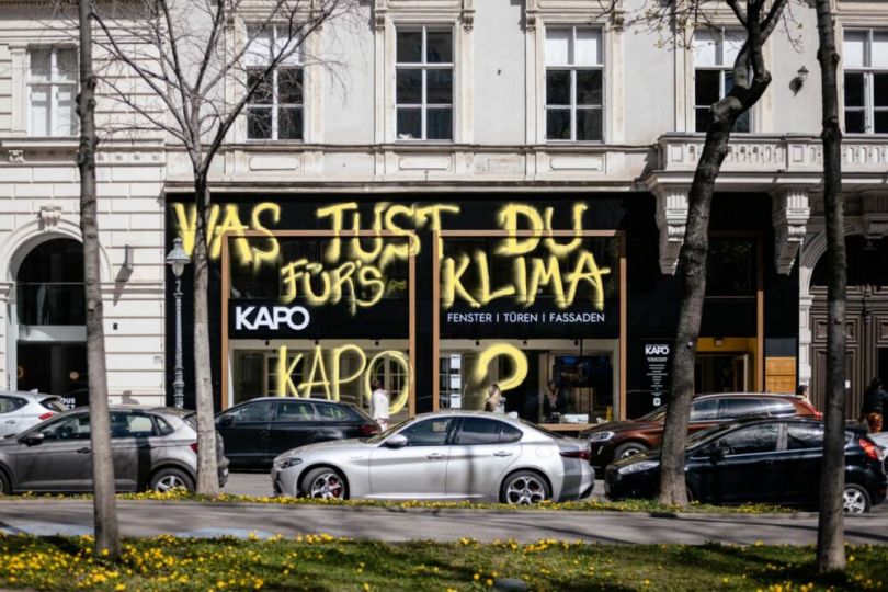 KAPO-Schaufenster mit gespraytem Schriftzug