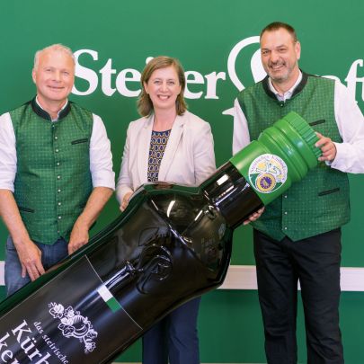 Alwera-Vorstandsmitglieder Gerhard Merdonik (l), und Andreas Cretnik mit Wirtschaftslandesrätin Barbara Eibinger-Miedl