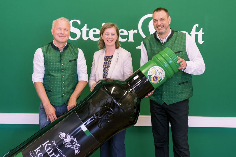 Alwera-Vorstandsmitglieder Gerhard Merdonik (l), und Andreas Cretnik mit Wirtschaftslandesrätin Barbara Eibinger-Miedl