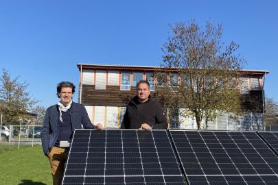 Alfred Gombotz und Erwin Ginhardt vor einer Photovoltaikanlage