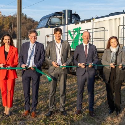 Die feierliche Eröffnung fand am Standort in Mellach statt. (v.l.n.r. Robert Koubek (Verbund), Heike Krug-Leitold (Steiermarkbahn), Martin Joch (PJM), Andreas Schaller (boom Software), Wirtschafts- und Forschungslandesrat Willibald Ehrenhöfer, Verkehrslandesrätin Claudia Holzer, Christa Zengerer (ACstyria Mobilitätscluster)