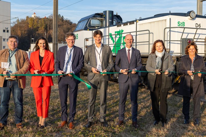 Die feierliche Eröffnung fand am Standort in Mellach statt. (v.l.n.r. Robert Koubek (Verbund), Heike Krug-Leitold (Steiermarkbahn), Martin Joch (PJM), Andreas Schaller (boom Software), Wirtschafts- und Forschungslandesrat Willibald Ehrenhöfer, Verkehrslandesrätin Claudia Holzer, Christa Zengerer (ACstyria Mobilitätscluster)
