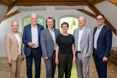 v.l.n.r.: Heinz Mayer (Geschäftsführer JOANNEUM RESEARCH), Peter Moser (Rektor Montanuniversität Leoben), Horst Bischof (Rektor TU Graz), Henriette Spyra (Sektionschefin Sektion III „Innovation und Technologie“ BMIMI), Stefan Rohringer (Country R&D Officer Austria Infineon Technologies) und Kurt Satzinger (Senior Vice President R&D and Innovation voestalpine)